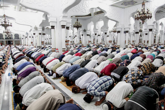 April 23, 2020, Banda Aceh, Indonesia: Indonesian Muslims pray during the Ramadan night amid the coronavirus pandemic at the Baiturrahman Grand Mosque..The Indonesian government ordered the closure of markets, tourist destinations and asked residents to avoid public gatherings, including religious activities as a precaution against the spread of coronavirus. Banda Aceh Indonesia - ZUMAs197 20200423_zaa_s197_232 Copyright: xOviyandixEmnurx