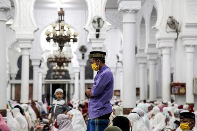 News Bilder des Tages April 23, 2020, Banda Aceh, Indonesia: A man wearing a face mask as a preventive measure prays during the Ramadan night amid the coronavirus pandemic at the Baiturrahman Grand Mosque..The Indonesian government ordered the closure of markets, tourist destinations and asked residents to avoid public gatherings, including religious activities as a precaution against the spread of coronavirus. Banda Aceh Indonesia - ZUMAs197 20200423_zaa_s197_233 Copyright: xOviyandixEmnurx