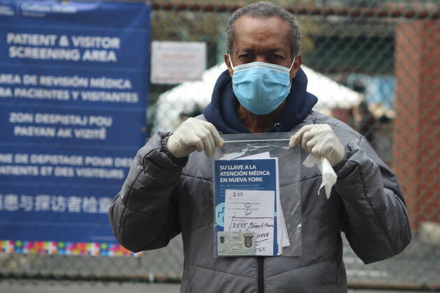Coronavirus in den USA, Eindrücke aus New York April 23, 2020, New York, New York, USA: This man, his personal file in hands, has just been tested in one of the new five walk-in Coronavirus testing sites open in the Bronx. JUAN rushed to the site after his girlfriend was tested positive for the COVID-19. Five more sites will open across New York City next week while research has revealed that 1 in 5 people tested in New York City had antibodies for the virus. New York USA - ZUMAb197 20200423_znp_b197_005 Copyright: xMariexLexBlex