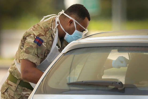 Coronavirus in Großbritannien, Drive-Through-Test in Chessington nahe London (200423) -- CHESSINGTON (BRITAIN), April 23, 2020 (Xinhua) -- A serviceman works at a drive-through facility in Chessington, Britain, on April 23, 2020. As of Thursday morning, 138,078 people in Britain have tested positive for COVID-19, marking a daily increase of 4,583, the Department of Health and Social Care said Thursday. (Photo by Tim Ireland Xinhua) BRITAIN-CHESSINGTON-COVID-19-DRIVE-THROUGH FACILITY