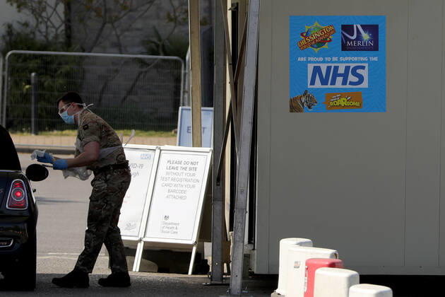Coronavirus in Großbritannien, Drive-Through-Test in Chessington nahe London (200423) -- CHESSINGTON (BRITAIN), April 23, 2020 (Xinhua) -- A serviceman works at a drive-through facility in Chessington, Britain, on April 23, 2020. As of Thursday morning, 138,078 people in Britain have tested positive for COVID-19, marking a daily increase of 4,583, the Department of Health and Social Care said Thursday. (Photo by Tim Ireland Xinhua) BRITAIN-CHESSINGTON-COVID-19-DRIVE-THROUGH FACILITY