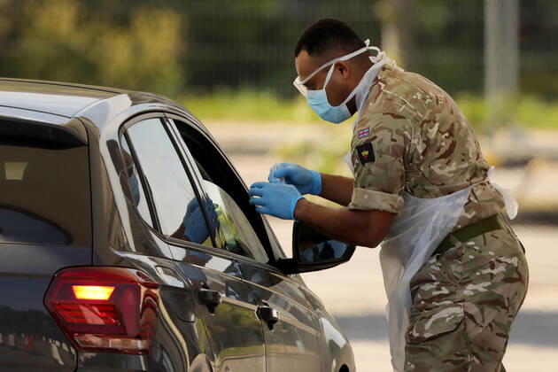 Coronavirus in Großbritannien, Drive-Through-Test in Chessington nahe London (200423) -- CHESSINGTON (BRITAIN), April 23, 2020 (Xinhua) -- A serviceman works at a drive-through facility in Chessington, Britain, on April 23, 2020. As of Thursday morning, 138,078 people in Britain have tested positive for COVID-19, marking a daily increase of 4,583, the Department of Health and Social Care said Thursday. (Photo by Tim Ireland Xinhua) BRITAIN-CHESSINGTON-COVID-19-DRIVE-THROUGH FACILITY