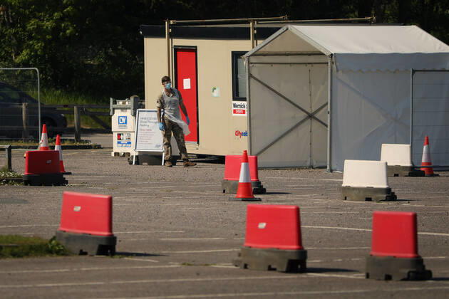 Coronavirus in Großbritannien, Drive-Through-Test in Chessington nahe London (200423) -- CHESSINGTON (BRITAIN), April 23, 2020 (Xinhua) -- A serviceman is seen at a drive-through facility in Chessington, Britain, on April 23, 2020. As of Thursday morning, 138,078 people in Britain have tested positive for COVID-19, marking a daily increase of 4,583, the Department of Health and Social Care said Thursday. (Photo by Tim Ireland Xinhua) BRITAIN-CHESSINGTON-COVID-19-DRIVE-THROUGH FACILITY