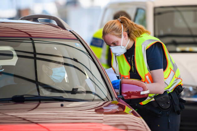 News Bilder des Tages Coronavirus in Bayern, Tests in Bad Reichenhall (200423) -- BAD REICHENHALL (GERMANY), April 23, 2020 (Xinhua) -- A Policewoman wearing a face mask checks a vehicle at a checkpoint on the border between Germany and Austria in Bad Reichenhall, southern Germany, on April 23, 2020. The rate of new infections with COVID-19 in Germany continued below peak times as the number of confirmed cases increased by 2,352 within one day to 148,046, the Robert Koch Institute (RKI) announced on Thursday. (Photo by Kevin Voigt Xinhua) GERMANY-BAD REICHENHALL-COVID-19-BORDER CONTROL 