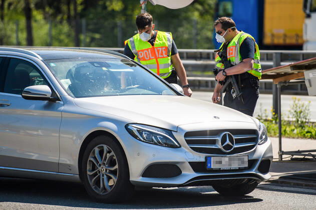 Coronavirus in Bayern, Tests in Bad Reichenhall (200423) -- BAD REICHENHALL (GERMANY), April 23, 2020 (Xinhua) -- Policemen wearing face masks check a vehicle at a checkpoint on the border between Germany and Austria in Bad Reichenhall, southern Germany, on April 23, 2020. The rate of new infections with COVID-19 in Germany continued below peak times as the number of confirmed cases increased by 2,352 within one day to 148,046, the Robert Koch Institute (RKI) announced on Thursday. (Photo by Kevin Voigt Xinhua) GERMANY-BAD REICHENHALL-COVID-19-BORDER CONTROL 