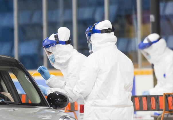 Coronavirus in Kanada, Testeinrichtung in Hamilton (200423) -- HAMILTON (CANADA), April 23, 2020 -- A medical worker takes a sample at a drive-thru COVID-19 testing center in Hamilton, Ontario, Canada, on April 23, 2020. Canadian Prime Minister Justin Trudeau announced on Thursday to allot additional 1.1 billion Canadian dollars (about 782 million U.S. dollars) for national medical research against the COVID-19. As of Thursday afternoon, there were more than 41,752 confirmed COVID-19 cases across the country and 2,141 deaths. (Photo by Xinhua) CANADA-ONTARIO-HAMILTON-COVID-19-DRIVE-THRU TESTING CENTER ZouxZheng