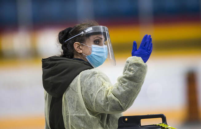 Coronavirus in Kanada, Testeinrichtung in Hamilton (200423) -- HAMILTON (CANADA), April 23, 2020 -- A medical worker directs a vehicle at a drive-thru COVID-19 testing center in Hamilton, Ontario, Canada, on April 23, 2020. Canadian Prime Minister Justin Trudeau announced on Thursday to allot additional 1.1 billion Canadian dollars (about 782 million U.S. dollars) for national medical research against the COVID-19. As of Thursday afternoon, there were more than 41,752 confirmed COVID-19 cases across the country and 2,141 deaths. (Photo by Xinhua) CANADA-ONTARIO-HAMILTON-COVID-19-DRIVE-THRU TESTING CENTER ZouxZheng