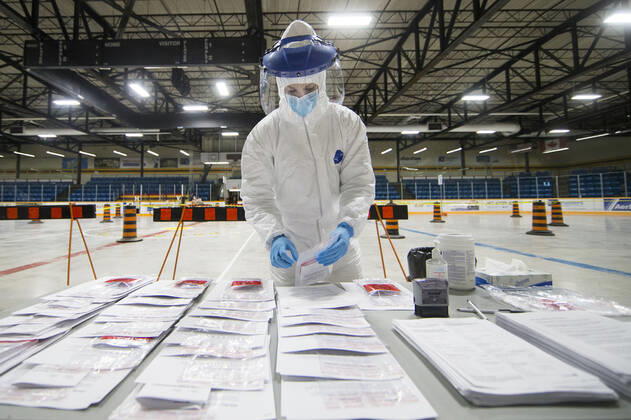 Coronavirus in Kanada, Testeinrichtung in Hamilton (200423) -- HAMILTON (CANADA), April 23, 2020 -- A medical worker prepares for a test at a drive-thru COVID-19 testing center in Hamilton, Ontario, Canada, on April 23, 2020. Canadian Prime Minister Justin Trudeau announced on Thursday to allot additional 1.1 billion Canadian dollars (about 782 million U.S. dollars) for national medical research against the COVID-19. As of Thursday afternoon, there were more than 41,752 confirmed COVID-19 cases across the country and 2,141 deaths. (Photo by Xinhua) CANADA-ONTARIO-HAMILTON-COVID-19-DRIVE-THRU TESTING CENTER ZouxZheng