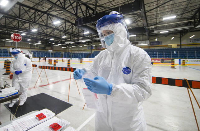 Coronavirus in Kanada, Testeinrichtung in Hamilton (200423) -- HAMILTON (CANADA), April 23, 2020 -- A medical worker prepares for a test at a drive-thru COVID-19 testing center in Hamilton, Ontario, Canada, on April 23, 2020. Canadian Prime Minister Justin Trudeau announced on Thursday to allot additional 1.1 billion Canadian dollars (about 782 million U.S. dollars) for national medical research against the COVID-19. As of Thursday afternoon, there were more than 41,752 confirmed COVID-19 cases across the country and 2,141 deaths. (Photo by Xinhua) CANADA-ONTARIO-HAMILTON-COVID-19-DRIVE-THRU TESTING CENTER ZouxZheng