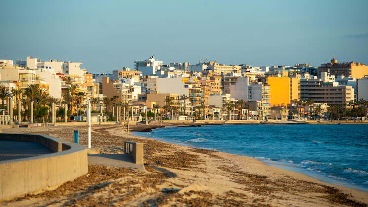 20200423 Corona Lock down in Mallorca PALMA DE MALLORCA, SPAIN - APRIL 23 2020 : Empty dirty Beach at the Playa de Palma at - Corona Lock down in Mallorca on April 23, 2020 in Palma de Mallorca, . Palma de Mallorca Baleares Spain