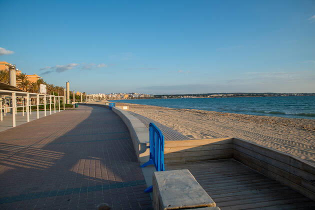 20200423 Corona Lock down in Mallorca PALMA DE MALLORCA, SPAIN - APRIL 23 2020 : empty beach at the Playa de Palma at - Corona Lock down in Mallorca on April 23, 2020 in Palma de Mallorca, . Palma de Mallorca Baleares Spain
