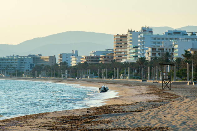 News Bilder des Tages 20200423 Corona Lock down in Mallorca PALMA DE MALLORCA, SPAIN - APRIL 23 2020 : Empty dirty Beach at the Playa de Palma at - Corona Lock down in Mallorca on April 23, 2020 in Palma de Mallorca, . Palma de Mallorca Baleares Spain