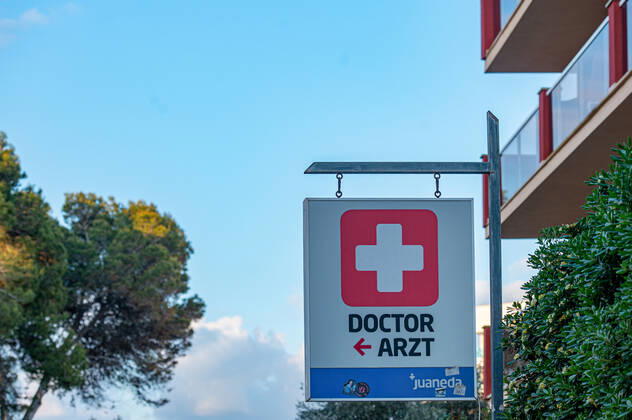 20200423 Corona Lock down in Mallorca PALMA DE MALLORCA, SPAIN - APRIL 23 2020 : Doctor at the Playa de Palma at - Corona Lock down in Mallorca on April 23, 2020 in Palma de Mallorca, . Palma de Mallorca Baleares Spain