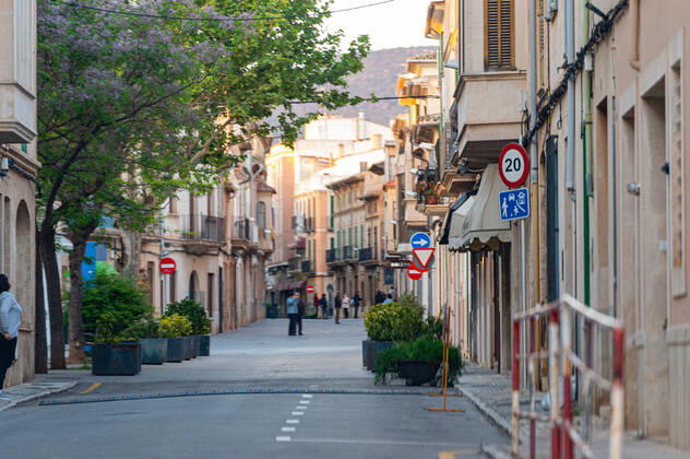 20200423 Corona Lock down in Mallorca PALMA DE MALLORCA, SPAIN - APRIL 23 2020 : People on the Street of Llucmayor at - Corona Lock down in Mallorca on April 23, 2020 in Palma de Mallorca, . Palma de Mallorca Baleares Spain