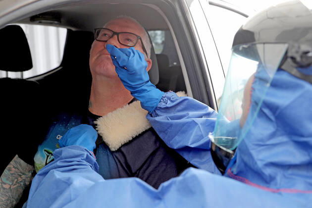 Coronavirus in Australien, Drive-Through-Test in Perth COVID-19 FIFO WORKFORCE SCREENING, FIFO workers are screened for COVID-19 at a drive through Mineral Resources testing facility in Perth, Friday, April 24, 2020. Nose and mouth swabs are collected and after two days, if a negative result is returned they are cleared to fly out. WA on Thursday recorded its second straight day with no new coronavirus cases, while the number of active cases fell to just 81. ( NO ARCHIVING, EDITORIAL USE ONLY, NO USE IN BOOKS WITHOUT CONSENT PERTH WA AUSTRALIA  Copyright: xRICHARDxWAINWRIGHTx 20200424001465038246