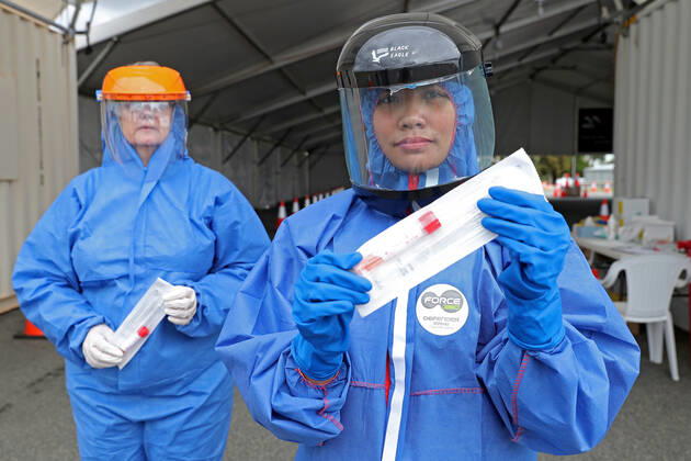 Coronavirus in Australien, Drive-Through-Test in Perth COVID-19 FIFO WORKFORCE SCREENING, Staff from a pathology laboratory hold up swab collecting kits at a drive through COVID-19 Mineral Resources testing facility for FIFO workers in Perth, Friday, April 24, 2020. Nose and mouth swabs are collected and if a negative result is returned they are cleared to fly out. WA on Thursday recorded its second straight day with no new coronavirus cases, while the number of active cases fell to just 81. ( NO ARCHIVING, EDITORIAL USE ONLY, NO USE IN BOOKS WITHOUT CONSENT PERTH WA AUSTRALIA  Copyright: xRICHARDxWAINWRIGHTx 20200424001465038726