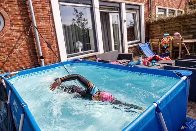 2020-04-23 14:59:41 Steenwijk - wat doe je als je opgehokt bent en heel sportief? Dan zoek je een oplossing. Voor Jacyntha Plat uit Steenwijk betekent dat een zwembad in de tuin, een fietsband om de middel en zwemmen maar. Zeker een uurtje per dag. Corona - quarantaine Wilbert Bijzitter  Copyright: xx x409773863x
