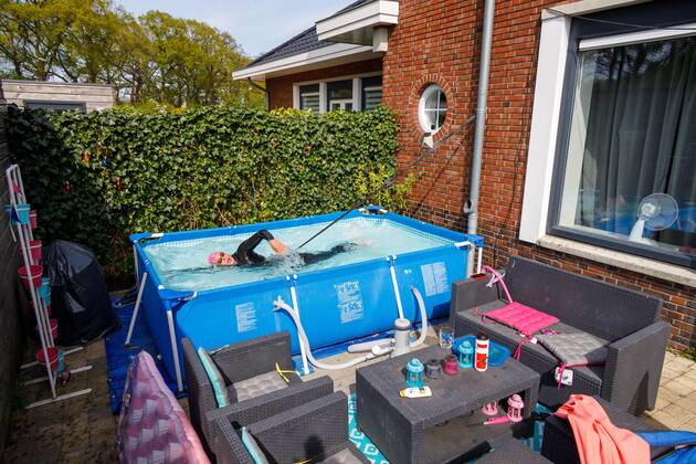 2020-04-23 15:00:54 Steenwijk - wat doe je als je opgehokt bent en heel sportief? Dan zoek je een oplossing. Voor Jacyntha Plat uit Steenwijk betekent dat een zwembad in de tuin, een fietsband om de middel en zwemmen maar. Zeker een uurtje per dag. Corona - quarantaine Wilbert Bijzitter  Copyright: xx x409773873x