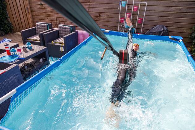 2020-04-23 15:03:27 Steenwijk - wat doe je als je opgehokt bent en heel sportief? Dan zoek je een oplossing. Voor Jacyntha Plat uit Steenwijk betekent dat een zwembad in de tuin, een fietsband om de middel en zwemmen maar. Zeker een uurtje per dag. Corona - quarantaine Wilbert Bijzitter  Copyright: xx x409773888x