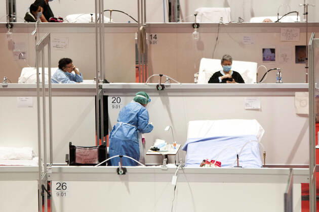 News Bilder des Tages Im Behelfskrankenhaus, das für Corona-Patienten auf dem Messegelände IFEMA eingerichtet wurde , wird am Welttag des Buches aus Don Quijote vorgelesen - Tag 35 seit Verhängung des Ausnahmezustands durch die spanische Regierung wegen der Coronakrise. Madrid, 23.04.2020 Lesung im Hospital IFEMA