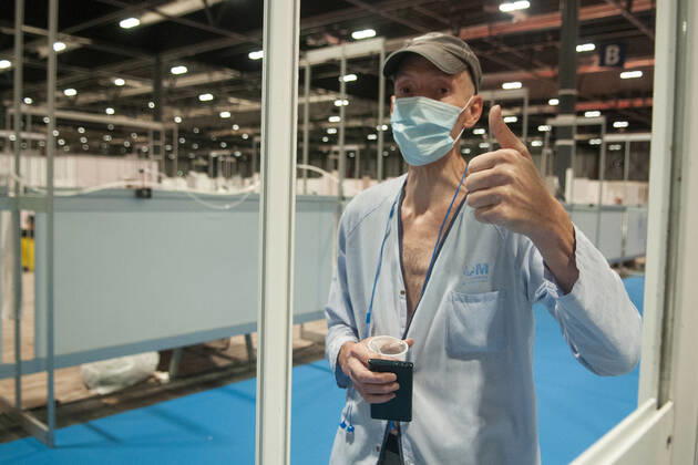 Im Behelfskrankenhaus, das für Corona-Patienten auf dem Messegelände IFEMA eingerichtet wurde , wird am Welttag des Buches aus Don Quijote vorgelesen - Tag 35 seit Verhängung des Ausnahmezustands durch die spanische Regierung wegen der Coronakrise. Madrid, 23.04.2020 Lesung im Hospital IFEMA
