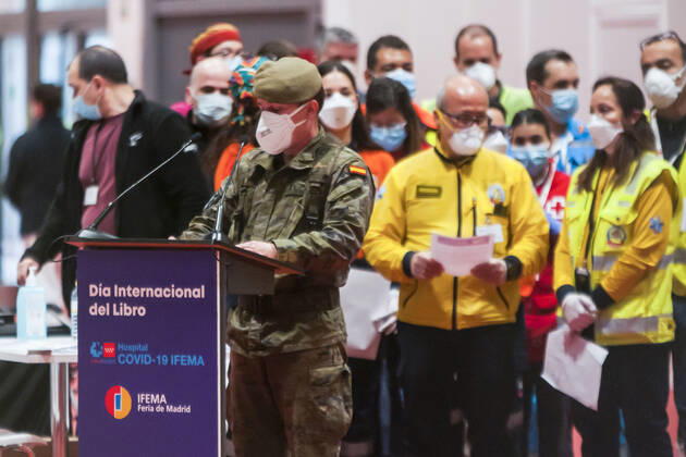 Im Behelfskrankenhaus, das für Corona-Patienten auf dem Messegelände IFEMA eingerichtet wurde , wird am Welttag des Buches aus Don Quijote vorgelesen - Tag 35 seit Verhängung des Ausnahmezustands durch die spanische Regierung wegen der Coronakrise. Madrid, 23.04.2020 Lesung im Hospital IFEMA