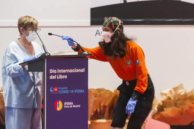 Im Behelfskrankenhaus, das für Corona-Patienten auf dem Messegelände IFEMA eingerichtet wurde , wird am Welttag des Buches aus Don Quijote vorgelesen - Tag 35 seit Verhängung des Ausnahmezustands durch die spanische Regierung wegen der Coronakrise. Madrid, 23.04.2020 Lesung im Hospital IFEMA