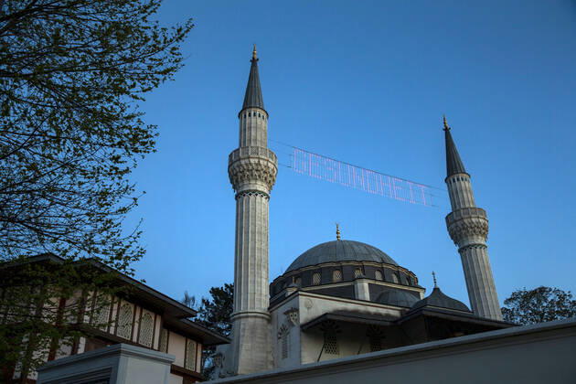Die Schrift Gesundheit leuchtet zwischen den Minaretten der geschlossenen Sehitlik Moschee in Berlin am 23. April 2020. Heute faengt der fuer den Islam heiligen Monat von Ramadam. Coronavirus in Berlin