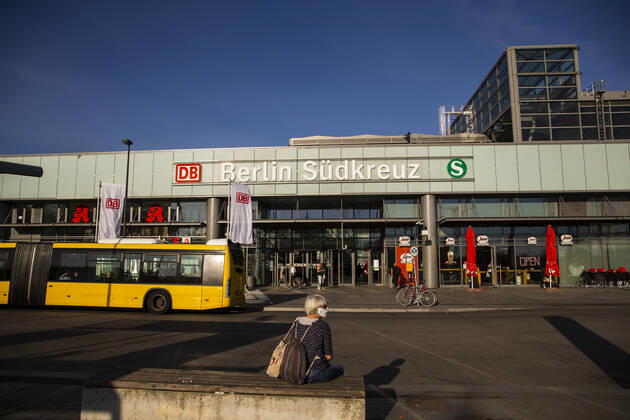 Eine Frau mit Mundschutzmaske wartet auf dem Bus vor dem Bahnhof Suedkreuz in Berlin am 23. April 2020. Ab gestern koennen laeden unter 800 qm, Buchhandlucngen und Autosalons wieder oeffnen mit Einhanltung von Hygiene und Distanzvorschriften. Heute waren spuerbar mehr Menschen unterwegs. Coronavirus in Berlin