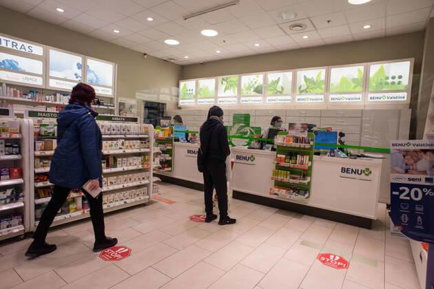 Coronavirus in Litauen, Eindrücke aus Vilnius (200424) -- VILNIUS, April 24, 2020 (Xinhua) -- People queue to buy medicines at a pharmacy in Vilnius, capital of Lithuania, April 23, 2020. The government of Lithuania on Wednesday extended the nationwide quarantine restrictions until May 11 with the easing measures such as reopening of all shops and shopping malls from Thursday. Th new measures also included letting outdoor cafes, hairdressing, beauty parlors, libraries and museums to resume operation from the start of the next week. (Photo by Alfredas Pliadis Xinhua) LITHUANIA-VILNIUS-COVID-19 