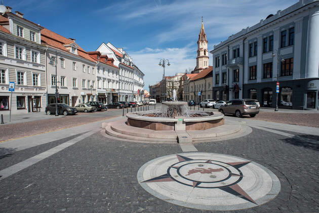 Coronavirus in Litauen, Eindrücke aus Vilnius (200424) -- VILNIUS, April 24, 2020 (Xinhua) -- Photo taken on April 23, 2020 shows an empty street in the old town of Vilnius, Lithuania. The government of Lithuania on Wednesday extended the nationwide quarantine restrictions until May 11 with the easing measures such as reopening of all shops and shopping malls from Thursday. Th new measures also included letting outdoor cafes, hairdressing, beauty parlors, libraries and museums to resume operation from the start of the next week. (Photo by Alfredas Pliadis Xinhua) LITHUANIA-VILNIUS-COVID-19 