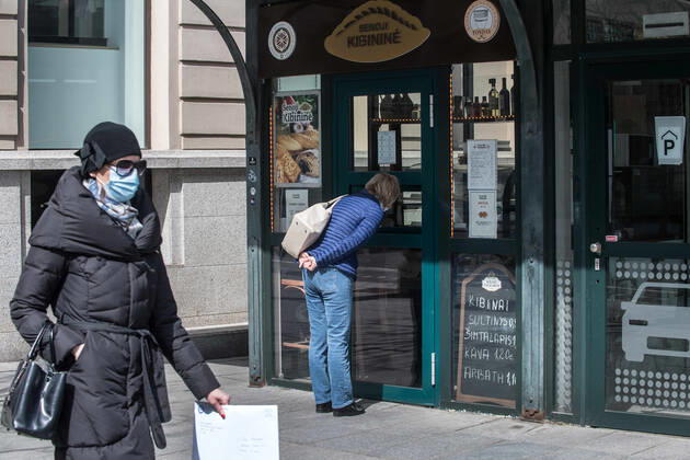 Coronavirus in Litauen, Eindrücke aus Vilnius (200424) -- VILNIUS, April 24, 2020 (Xinhua) -- A woman looks into a food shop in Vilnius, capital of Lithuania, April 23, 2020. The government of Lithuania on Wednesday extended the nationwide quarantine restrictions until May 11 with the easing measures such as reopening of all shops and shopping malls from Thursday. Th new measures also included letting outdoor cafes, hairdressing, beauty parlors, libraries and museums to resume operation from the start of the next week. (Photo by Alfredas Pliadis Xinhua) LITHUANIA-VILNIUS-COVID-19 