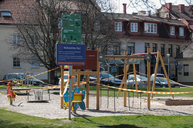 Coronavirus in Litauen, Eindrücke aus Vilnius (200424) -- VILNIUS, April 24, 2020 (Xinhua) -- Photo taken on April 23, 2020 shows a closed children s playground in the old town of Vilnius, Lithuania. The government of Lithuania on Wednesday extended the nationwide quarantine restrictions until May 11 with the easing measures such as reopening of all shops and shopping malls from Thursday. Th new measures also included letting outdoor cafes, hairdressing, beauty parlors, libraries and museums to resume operation from the start of the next week. (Photo by Alfredas Pliadis Xinhua) LITHUANIA-VILNIUS-COVID-19 