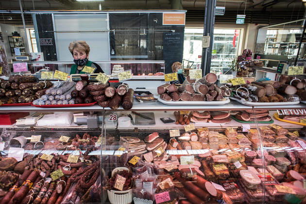 Coronavirus in Litauen, Eindrücke aus Vilnius (200424) -- VILNIUS, April 24, 2020 (Xinhua) -- A vendor sells meat products at a market in Vilnius, capital of Lithuania, April 23, 2020. The government of Lithuania on Wednesday extended the nationwide quarantine restrictions until May 11 with the easing measures such as reopening of all shops and shopping malls from Thursday. Th new measures also included letting outdoor cafes, hairdressing, beauty parlors, libraries and museums to resume operation from the start of the next week. (Photo by Alfredas Pliadis Xinhua) LITHUANIA-VILNIUS-COVID-19 