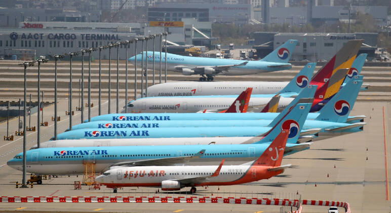 April 24, 2020, ÄÃŽoÂµÂ±Â¤Â¿ÂªÂ½Ã: Emergency liquidity for Korean Air Planes of South Korea s flagship carrier, Korean Air, are grounded at Incheon International Airport, west of Seoul, on April 24, 2020, amid the sharp drop in passengers due to the new coronavirus. On this day, the Korea Development Bank and Korea Eximbank decided to provide an emergency fund worth 1.7 trillion won (US$1.37 billion) to the financially strapped airline. ÃÄÃŽoÂµÂ±Â¤Â¿ÂªÂ½o - ZUMAnc39 20200424_zaa_nc39_021 Copyright: xYonhapxNewsx