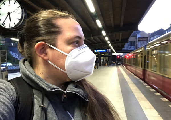 23.04.2020, Berlin, GER - Frau auf einem S-Bahnhof traegt in Zeiten der Coronapandemie eine Atemmaske. (MR=yes, 40-50 Jahre, Alltag, Atemmaske, aussen, Aussenaufnahme, Bahn, Bahnhof, Berlin, Coronaepidemie, Coronainfektion, Coronakrise, Coronapandemie, Coronavirus, Coronavirus SARS-CoV-2, Covid 19, Covid-19, deutsch, Deutschland, Europa, europaeisch, FFP2, FFP2-Maske, Frau, geschuetzt, Gesellschaft, Kaukasierin, kaukasisch, Maske, Maskengebot, Maskenpflicht, Mensch, Mund-Nasen-Schutz, Mundschutz, Mundschutzgebot, Mundschutzpflicht, Nahverkehr, oeffentlicher Personennahverkehr, OEPNV, Person, Personennahverkehr, QF, Querformat, S-Bahn, S-Bahnhof, Schutz, Schutzmaske, verpflichtend, Verpflichtung, Westeuropa, Wirtschaft, Zug) 200423D810BERLIN.JPG