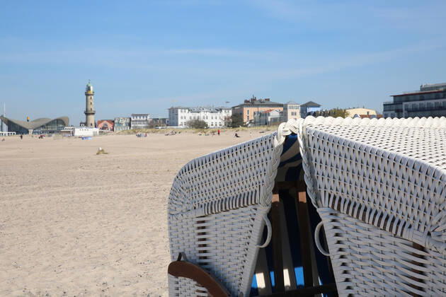 Nichts geht mehr am Meer: Blick am Donnerstag (23.04.2020) auf das fast leere Ostseebad Warnemünde. Die Urlaubsregionen des Landes Mecklenburg Vorpommern sind infolge der Corona Krise nach wie vor für Touristen gesperrt. Das wirkt sich mehr und mehr auf die wirtschaftliche Bilanz der Tourismuswirtschaft aus. So fehlen unter anderem die Einnahmen aus der Kurtaxe, den Parkgebühren, den Gaststätten und der Fahrgastschifffahrt. Das nagt bei einigen Unternehmen bereits an der Existenz. Denn die Einheimischen können die Einnahmen aus dem Tourismus nicht auffangen. Das zeigte sich insbesondere auch im Verlauf des Tages in dem Urlaubsort an der Ostseeküste. Dort waren nur wenige Menschen auf den Straßen unterwegs. Im Bild zusammengerückte Strandkörbe