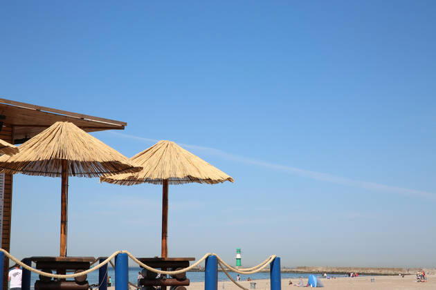 Nichts geht mehr am Meer: Blick am Donnerstag (23.04.2020) auf das fast leere Ostseebad Warnemünde. Die Urlaubsregionen des Landes Mecklenburg Vorpommern sind infolge der Corona Krise nach wie vor für Touristen gesperrt. Das wirkt sich mehr und mehr auf die wirtschaftliche Bilanz der Tourismuswirtschaft aus. So fehlen unter anderem die Einnahmen aus der Kurtaxe, den Parkgebühren, den Gaststätten und der Fahrgastschifffahrt. Das nagt bei einigen Unternehmen bereits an der Existenz. Denn die Einheimischen können die Einnahmen aus dem Tourismus nicht auffangen. Das zeigte sich insbesondere auch im Verlauf des Tages in dem Urlaubsort an der Ostseeküste. Dort waren nur wenige Menschen auf den Straßen unterwegs. Im Bild Teichels Strandoase mit dem Leuchtturm im Hintergrund