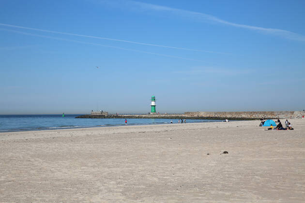 Nichts geht mehr am Meer: Blick am Donnerstag (23.04.2020) auf das fast leere Ostseebad Warnemünde. Die Urlaubsregionen des Landes Mecklenburg Vorpommern sind infolge der Corona – Krise nach wie vor für Touristen gesperrt. Das wirkt sich mehr und mehr auf die wirtschaftliche Bilanz der Tourismuswirtschaft aus. So fehlen unter anderem die Einnahmen aus der Kurtaxe, den Parkgebühren, den Gaststätten und der Fahrgastschifffahrt. Das nagt bei einigen Unternehmen bereits an der Existenz. Denn die Einheimischen können die Einnahmen aus dem Tourismus nicht auffangen. Das zeigte sich insbesondere auch im Verlauf des Tages in dem Urlaubsort an der Ostseeküste. Dort waren nur wenige Menschen auf den Straßen unterwegs.