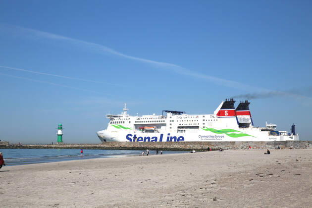 Nichts geht mehr am Meer: Blick am Donnerstag (23.04.2020) auf das fast leere Ostseebad Warnemünde. Die Urlaubsregionen des Landes Mecklenburg Vorpommern sind infolge der Corona Krise nach wie vor für Touristen gesperrt. Das wirkt sich mehr und mehr auf die wirtschaftliche Bilanz der Tourismuswirtschaft aus. So fehlen unter anderem die Einnahmen aus der Kurtaxe, den Parkgebühren, den Gaststätten und der Fahrgastschifffahrt. Das nagt bei einigen Unternehmen bereits an der Existenz. Denn die Einheimischen können die Einnahmen aus dem Tourismus nicht auffangen. Das zeigte sich insbesondere auch im Verlauf des Tages in dem Urlaubsort an der Ostseeküste. Dort waren nur wenige Menschen auf den Straßen unterwegs. Im Bild die Stena-Fähre Skane läuft aus Warnemünde aus