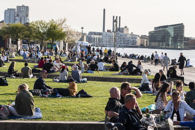 Koebenhavnere nyder det varme foraarsvejr paa Island Brygge i Koebenhavn torsdag den 23. april 2020.Trods kravet om at holde afstand samles grupper af unge i stigende grad i parker og paa pladser. Rigspolitichef varsler forbud mod at saette sig visse steder.Det skriver Ritzau, fredag den 24. april 2020. ** OBS billedet et optaget med et teleobjektiv og afstanden mellem personer paa billedet kan opfattes mindre en den reelt er. **. . , Denmark Copyright: MartinxSylvestx cop777 spdk20200424-092121-L