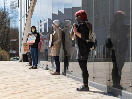23.04.2020, Tallinn. Valitsuse tegevust kritiseeriv meeleavaldus superministeeriumi ees. Demonstration criticizing government action in front of the ministries building. Foto Mihkel Maripuu, Postimees Tallinn Harjumaa Estonia  Copyright: xMihkelxMaripuux