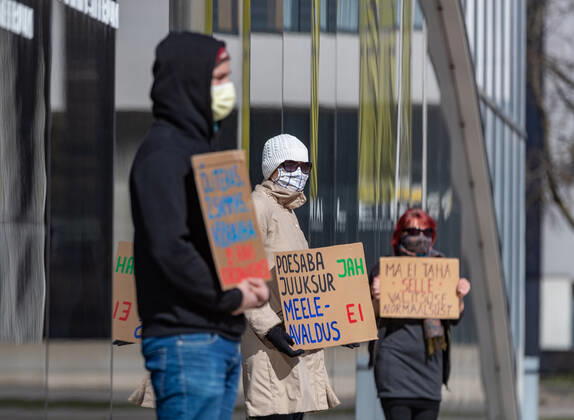 23.04.2020, Tallinn. Valitsuse tegevust kritiseeriv meeleavaldus superministeeriumi ees. Demonstration criticizing government action in front of the ministries building. Foto Mihkel Maripuu, Postimees Tallinn Harjumaa Estonia  Copyright: xMihkelxMaripuux