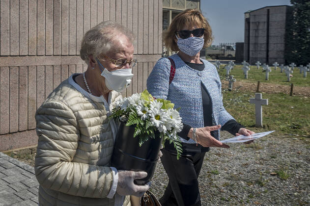 Bergamo. Funeral of people who died as a result of COVID19 in cemeteries in the province of Bergamo delivering ballot boxes to family members. In the photo the cemetery of Ponte San Pietro (Carlo Cozzoli Fotogramma, Bergamo - 2020-04-24) p.s. la foto e utilizzabile nel rispetto del contesto in cui e stata scattata, e senza intento diffamatorio del decoro delle persone rappresentate  Copyright: xCarloxCozzolix xFOTOGRAMMAx