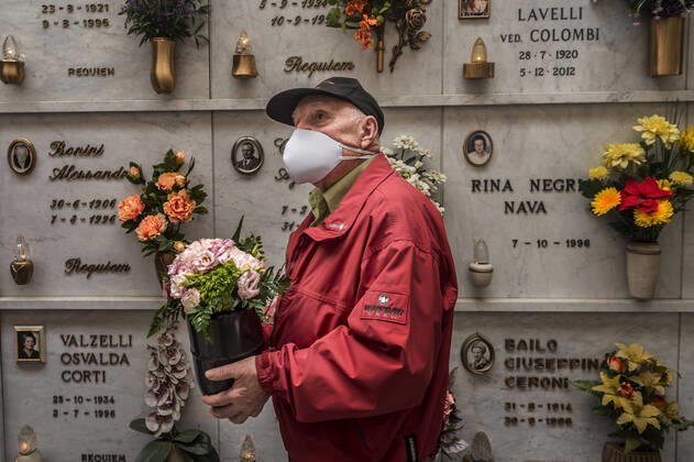 Bergamo. Funeral of people who died as a result of COVID19 in cemeteries in the province of Bergamo delivering ballot boxes to family members. In the photo the cemetery of Ponte San Pietro (Carlo Cozzoli Fotogramma, Bergamo - 2020-04-24) p.s. la foto e utilizzabile nel rispetto del contesto in cui e stata scattata, e senza intento diffamatorio del decoro delle persone rappresentate  Copyright: xCarloxCozzolix xFOTOGRAMMAx