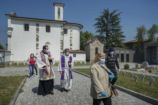 Bergamo. Funeral of people who died as a result of COVID19 in cemeteries in the province of Bergamo delivering ballot boxes to family members. In the photo the cemetery of Locate (Carlo Cozzoli Fotogramma, Bergamo - 2020-04-24) p.s. la foto e utilizzabile nel rispetto del contesto in cui e stata scattata, e senza intento diffamatorio del decoro delle persone rappresentate  Copyright: xCarloxCozzolix xFOTOGRAMMAx