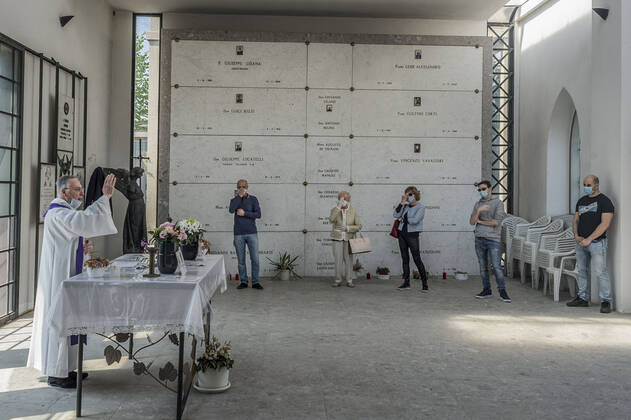 Bergamo. Funeral of people who died as a result of COVID19 in cemeteries in the province of Bergamo delivering ballot boxes to family members. In the photo the cemetery of Ponte San Pietro (Carlo Cozzoli Fotogramma, Bergamo - 2020-04-24) p.s. la foto e utilizzabile nel rispetto del contesto in cui e stata scattata, e senza intento diffamatorio del decoro delle persone rappresentate  Copyright: xCarloxCozzolix xFOTOGRAMMAx