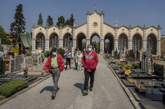 Bergamo. Funeral of people who died as a result of COVID19 in cemeteries in the province of Bergamo delivering ballot boxes to family members. In the photo the cemetery of Ponte San Pietro (Carlo Cozzoli Fotogramma, Bergamo - 2020-04-24) p.s. la foto e utilizzabile nel rispetto del contesto in cui e stata scattata, e senza intento diffamatorio del decoro delle persone rappresentate  Copyright: xCarloxCozzolix xFOTOGRAMMAx