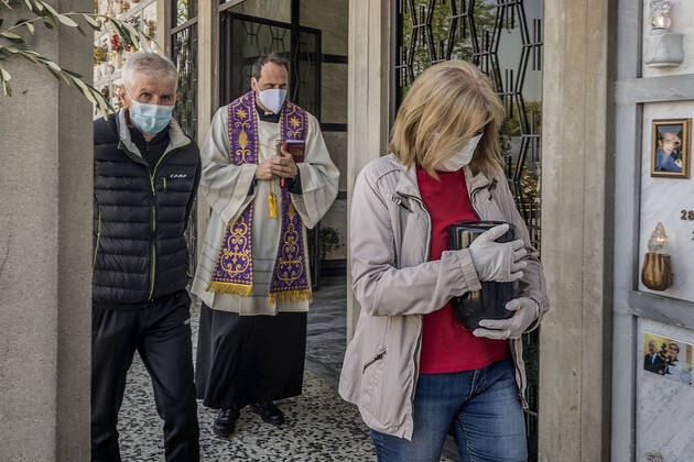 Bergamo. Funeral of people who died as a result of COVID19 in cemeteries in the province of Bergamo delivering ballot boxes to family members. In the photo the cemetery of Locate (Carlo Cozzoli Fotogramma, Bergamo - 2020-04-24) p.s. la foto e utilizzabile nel rispetto del contesto in cui e stata scattata, e senza intento diffamatorio del decoro delle persone rappresentate  Copyright: xCarloxCozzolix xFOTOGRAMMAx
