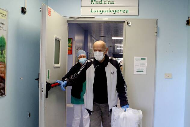 Coronavirus in Italien, Eindrücke aus einem Krankenhaus in Parma Borgotaro Hospital (Parma) converted into Covid-19 (patient discharged after more than 40 days, in the photo his daughter embraces him) (SANDRO CAPATTI PARMA Fotogramma, Borgotaro PARMA - 2020-04-24) p.s. la foto e utilizzabile nel rispetto del contesto in cui e stata scattata, e senza intento diffamatorio del decoro delle persone rappresentate  Copyright: xSANDROxCAPATTIxPARMAx xFOTOGRAMMAx